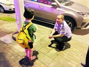 9岁娃离家出走投奔同学 民警用炸鸡哄出
